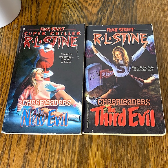 🎃2 R.L. Stine Cheerleader Series Books🎃 RETRO 1992 and 1994 - Picture 2 of 10